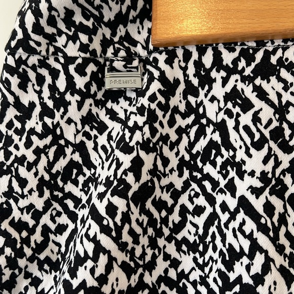 Premise -black and white stretch pull on Capri bottom. Size medium. - Picture 4 of 12